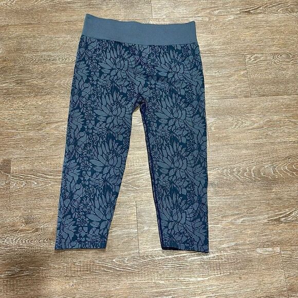 Fabletics navy seamless floral capri leggings M - Picture 1 of 8